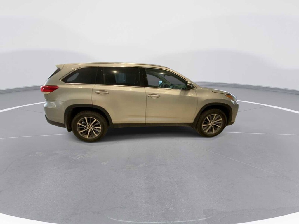 Used 2019 Toyota Highlander SUV XLE V6 Celestial Silver For Sale in