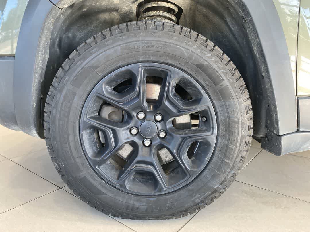 Thumbnail: 2019 Jeep Cherokee - 12