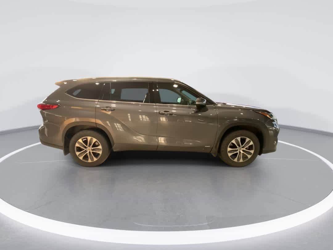 Thumbnail: 2022 Toyota Highlander - 8