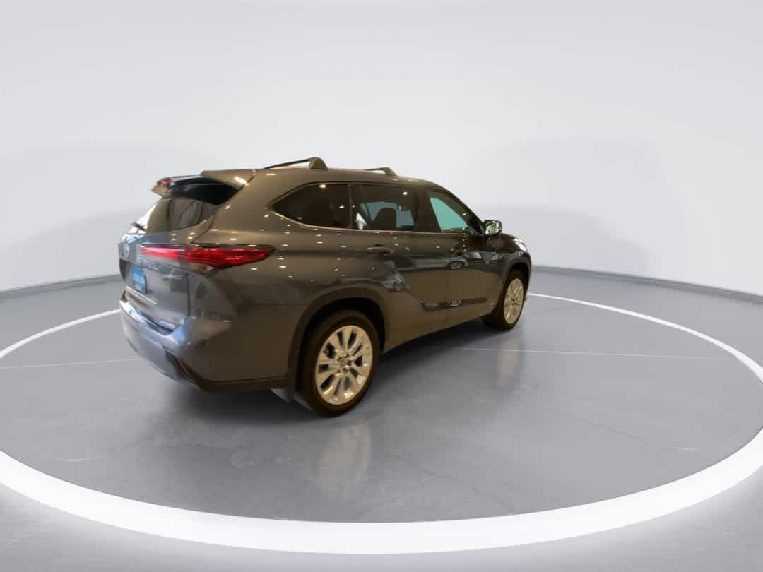Thumbnail: 2023 Toyota Highlander - 8