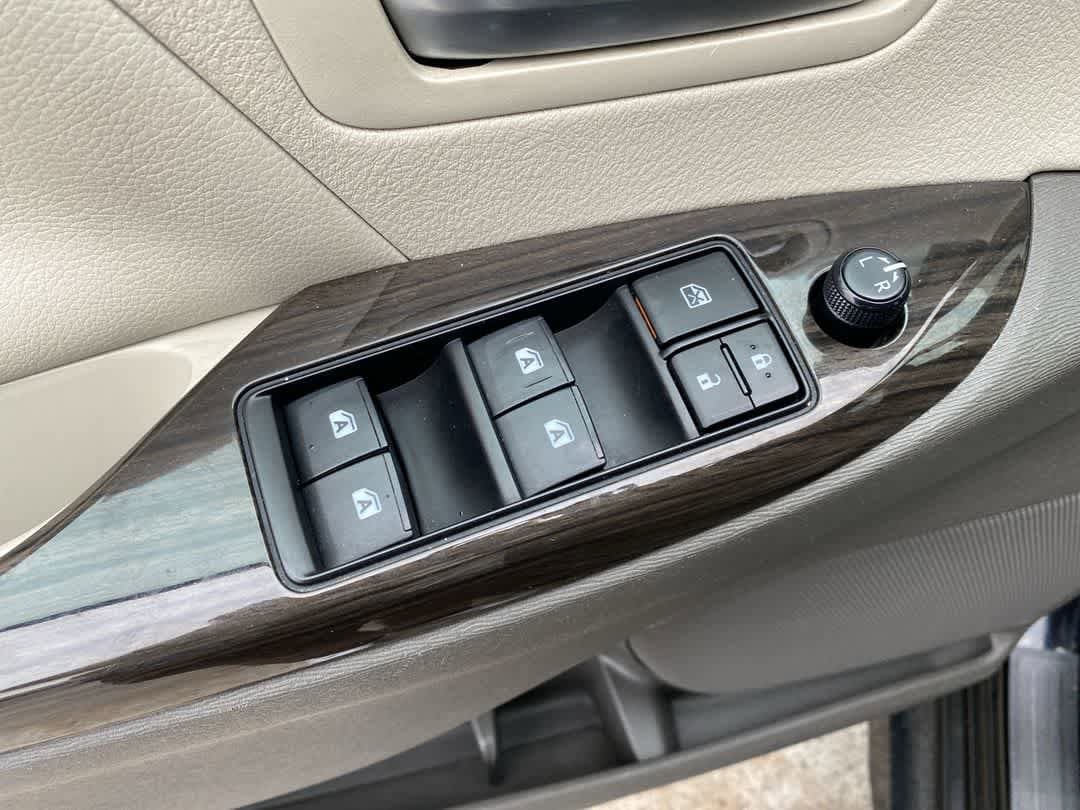 Thumbnail: 2020 Toyota Sienna - 13