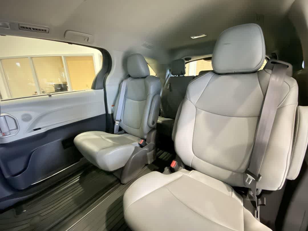 Thumbnail: 2021 Toyota Sienna - 25