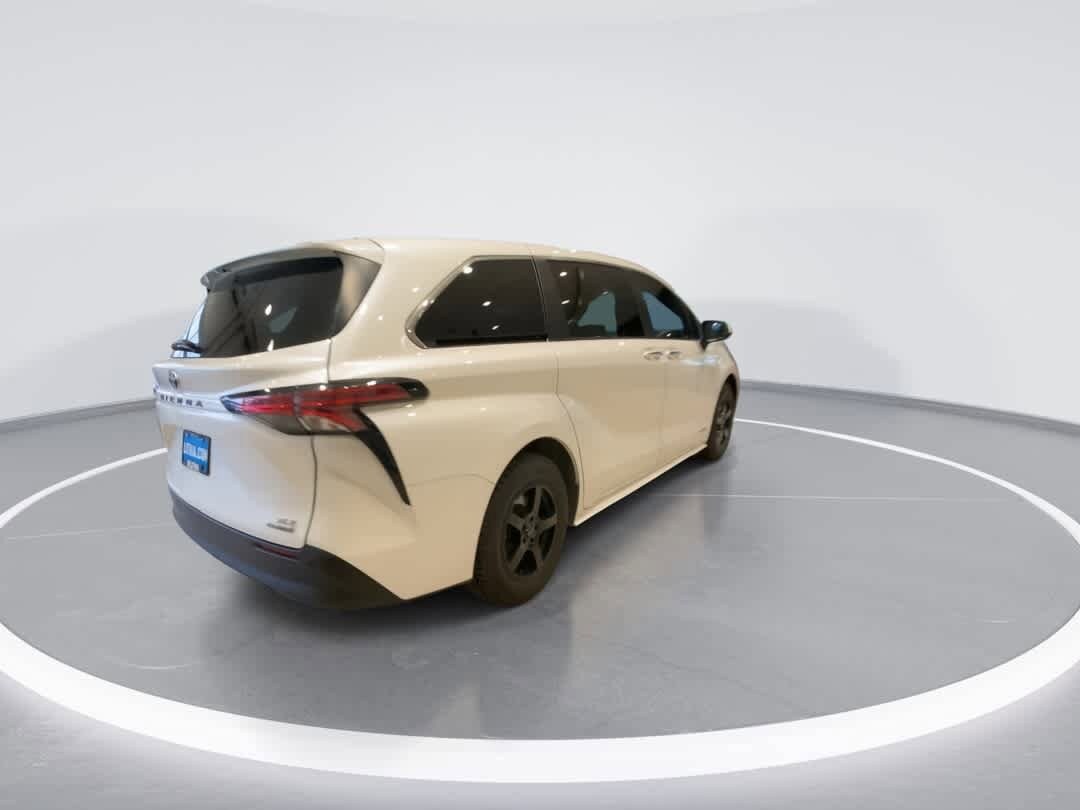 Thumbnail: 2021 Toyota Sienna - 8