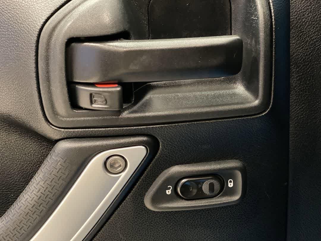 Thumbnail: 2017 Jeep Wrangler - 15