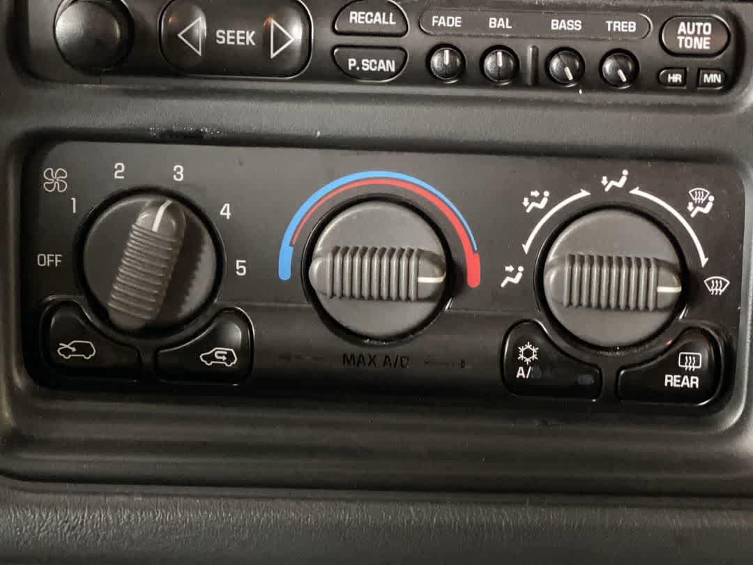 Thumbnail: 2002 Chevrolet Tahoe - 20