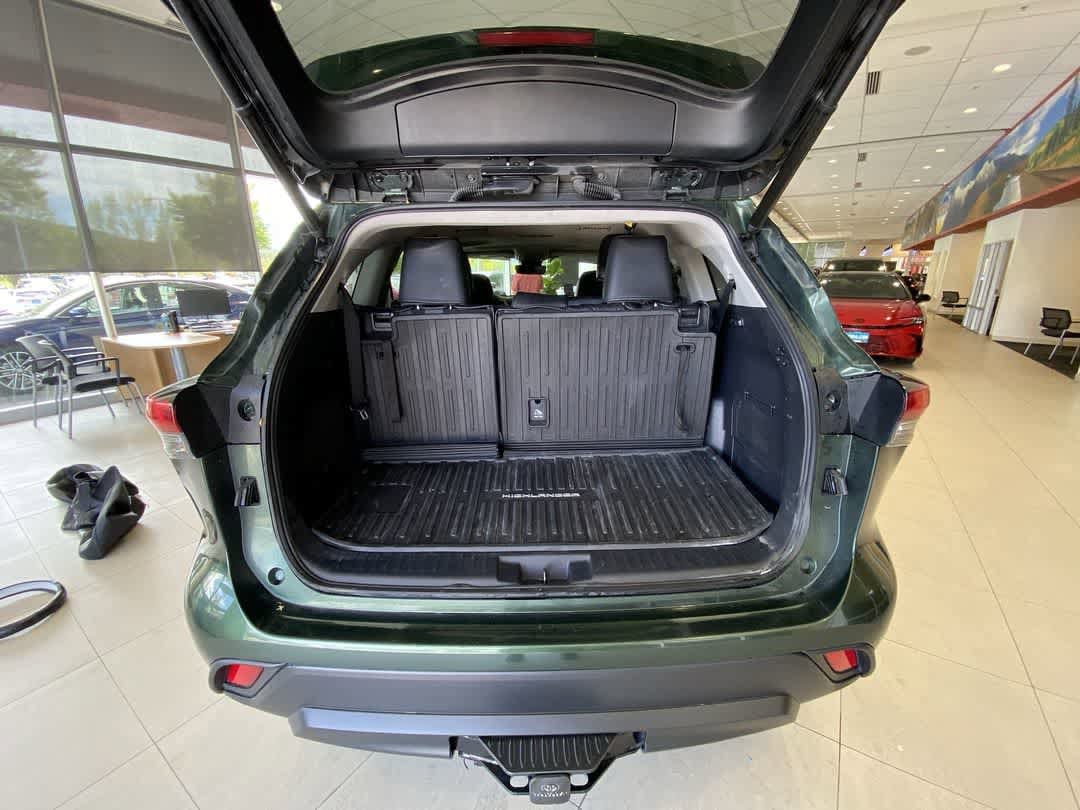 Thumbnail: 2023 Toyota Highlander - 35