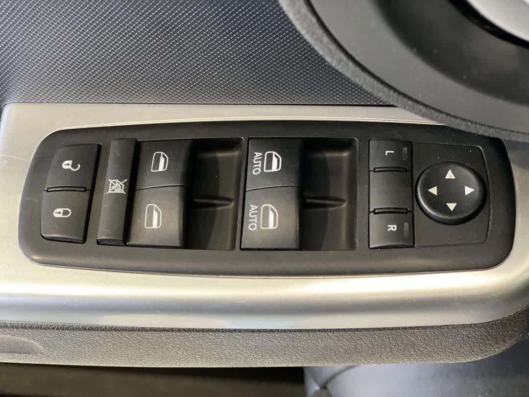 Thumbnail: 2011 Dodge Nitro - 16