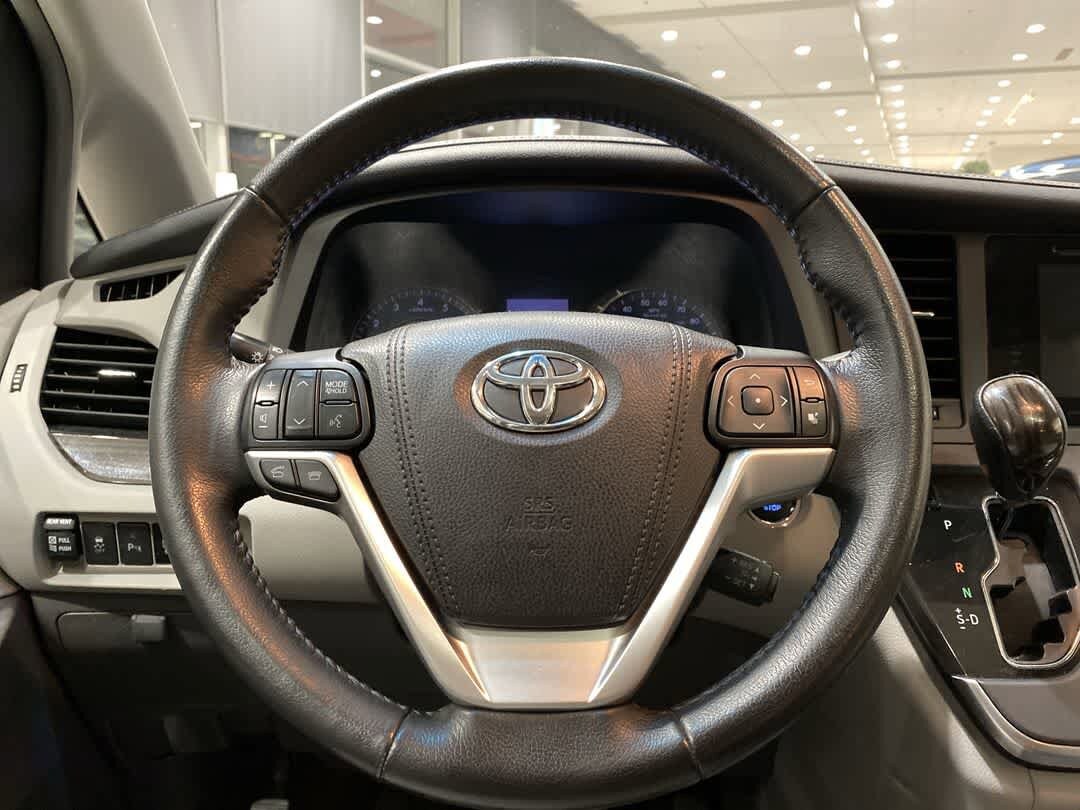 Thumbnail: 2017 Toyota Sienna - 16
