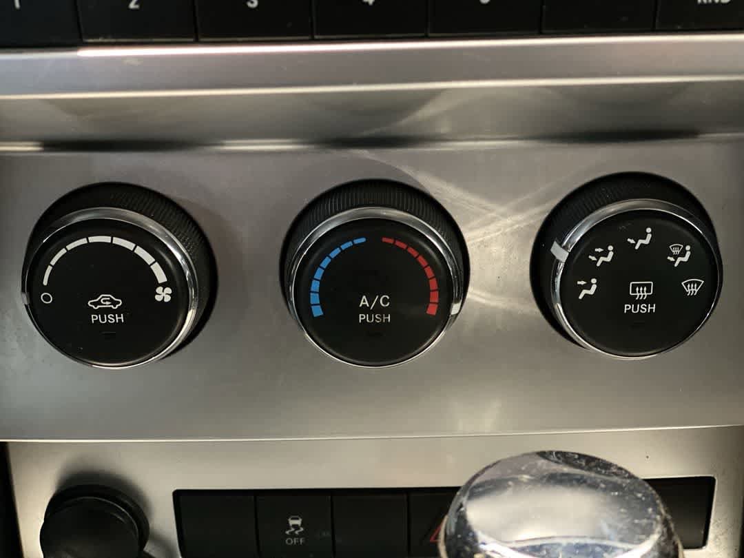 Thumbnail: 2011 Dodge Nitro - 20