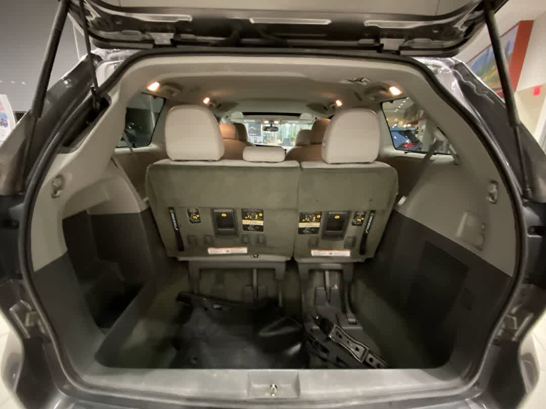 Thumbnail: 2017 Toyota Sienna - 27
