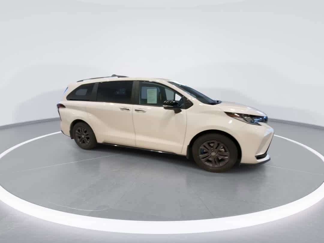 Thumbnail: 2025 Toyota Sienna - 2