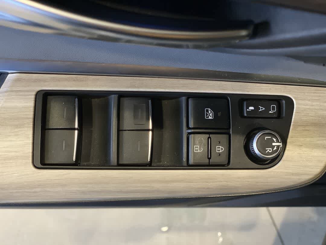 Thumbnail: 2021 Toyota Venza - 16