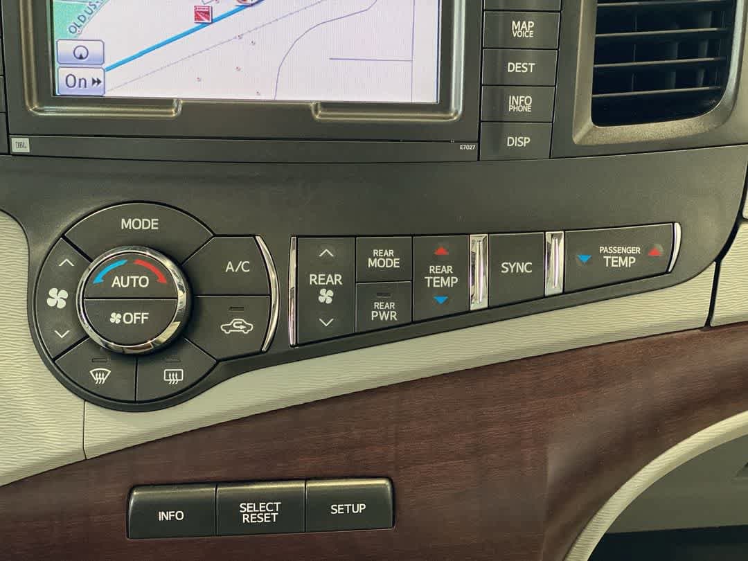 Thumbnail: 2014 Toyota Sienna - 21