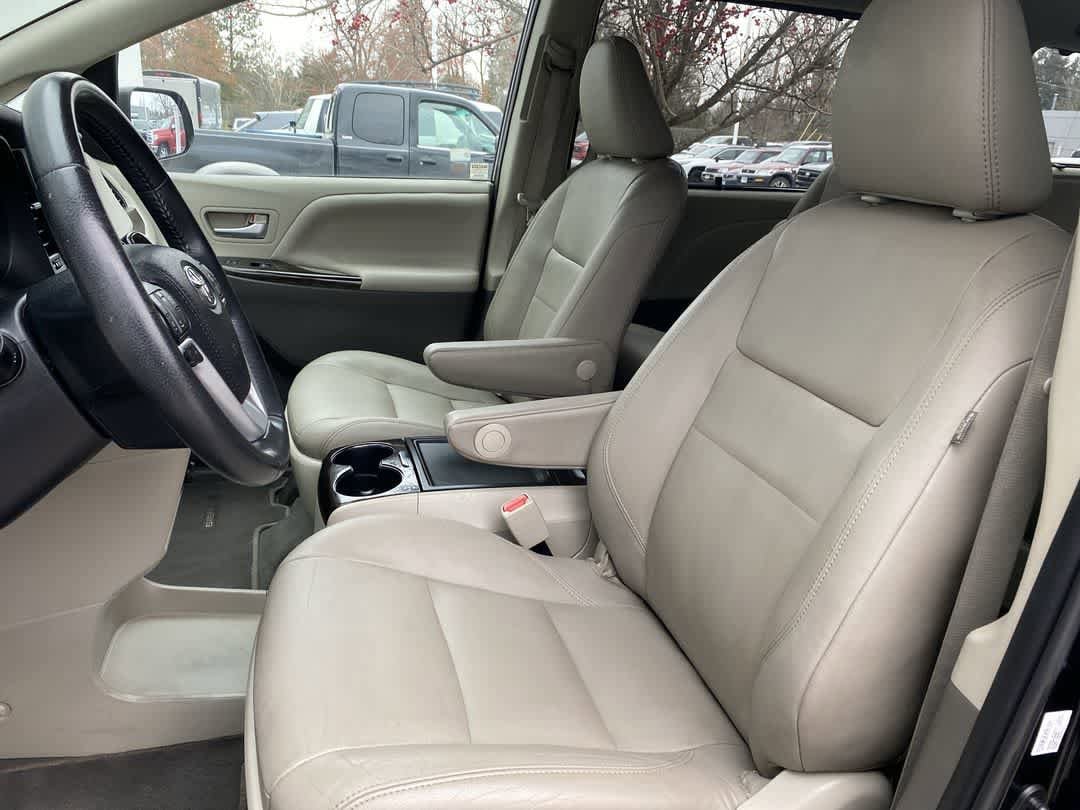 Thumbnail: 2020 Toyota Sienna - 11