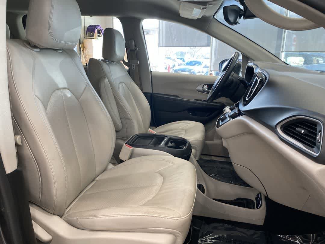 Thumbnail: 2017 Chrysler Pacifica - 24