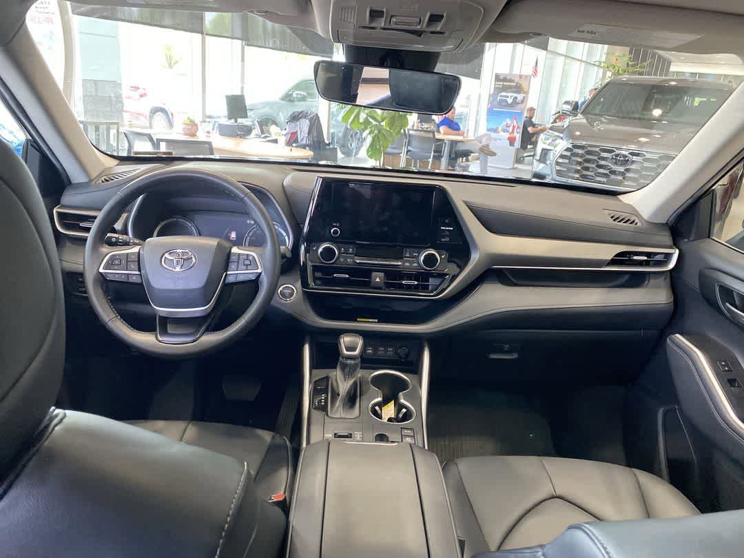 Thumbnail: 2023 Toyota Highlander - 10