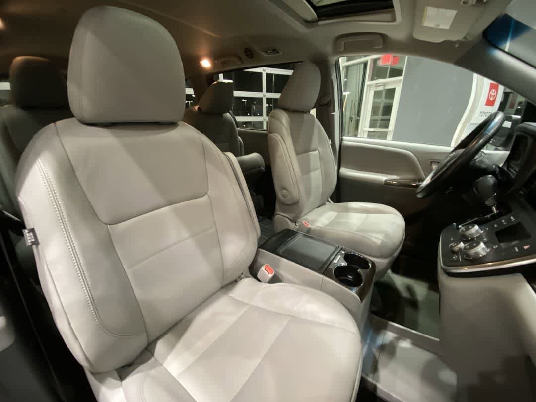 Thumbnail: 2017 Toyota Sienna - 28