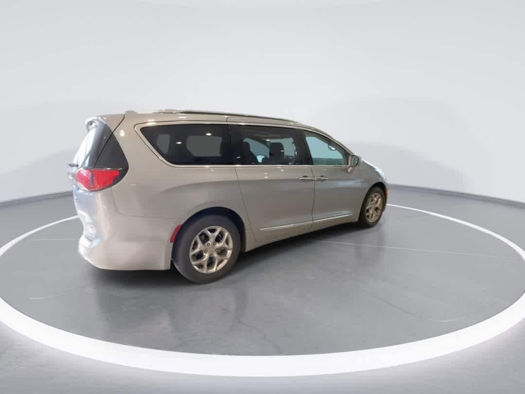 Thumbnail: 2018 Chrysler Pacifica - 8
