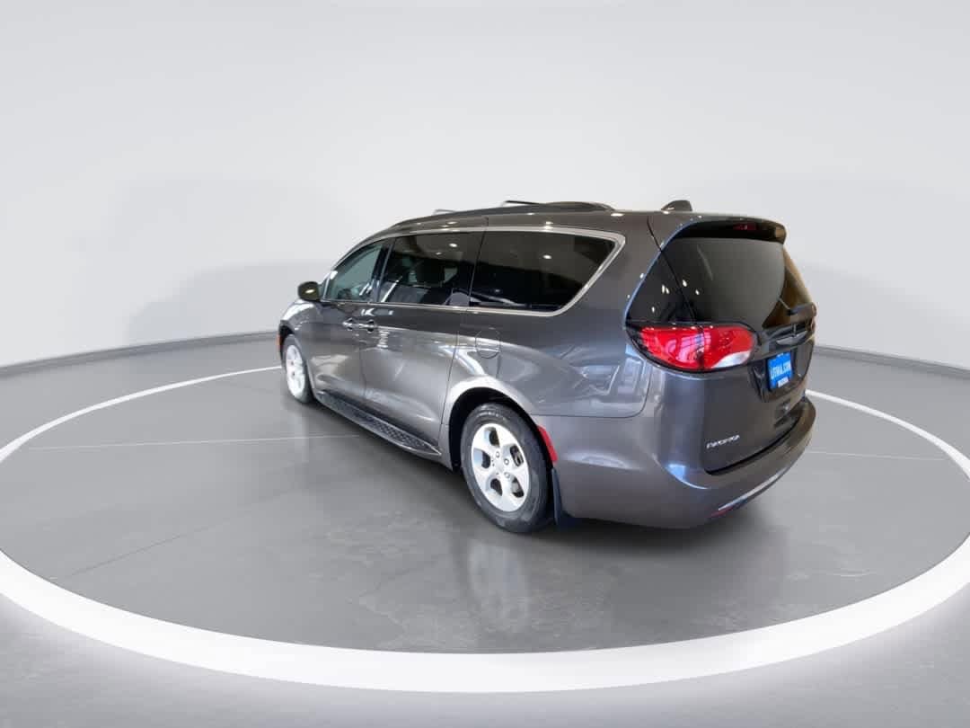 Thumbnail: 2017 Chrysler Pacifica - 6