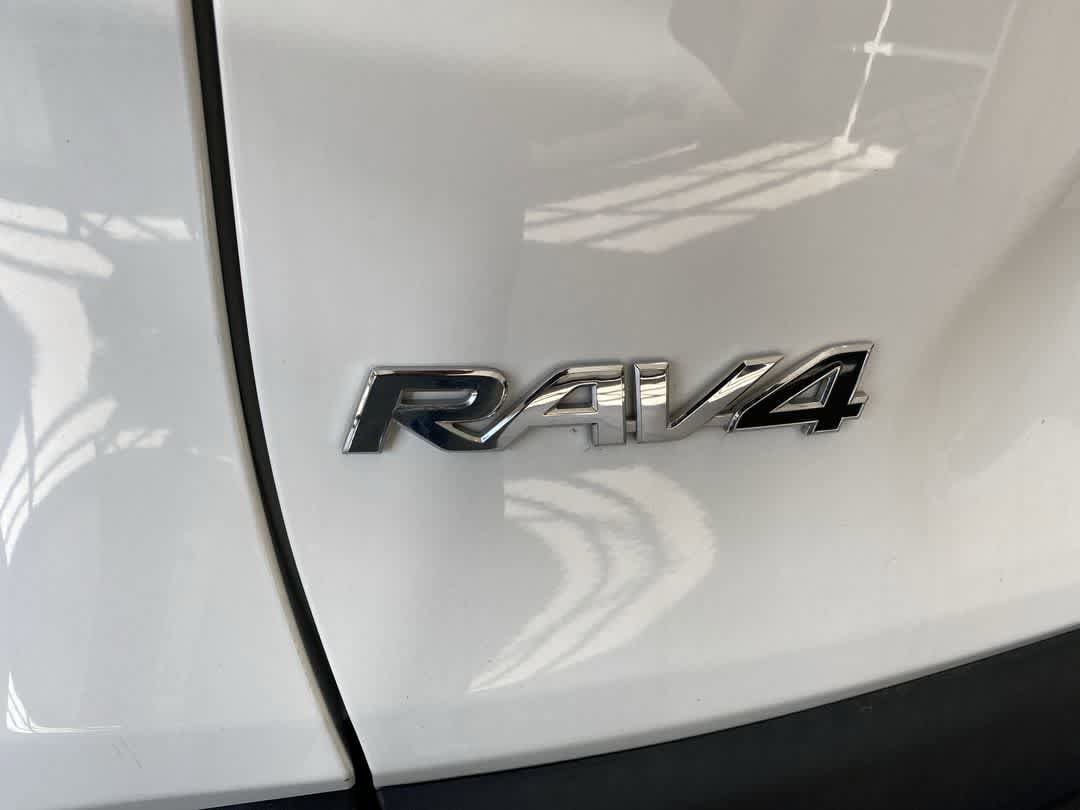 Thumbnail: 2022 Toyota RAV4 - 10