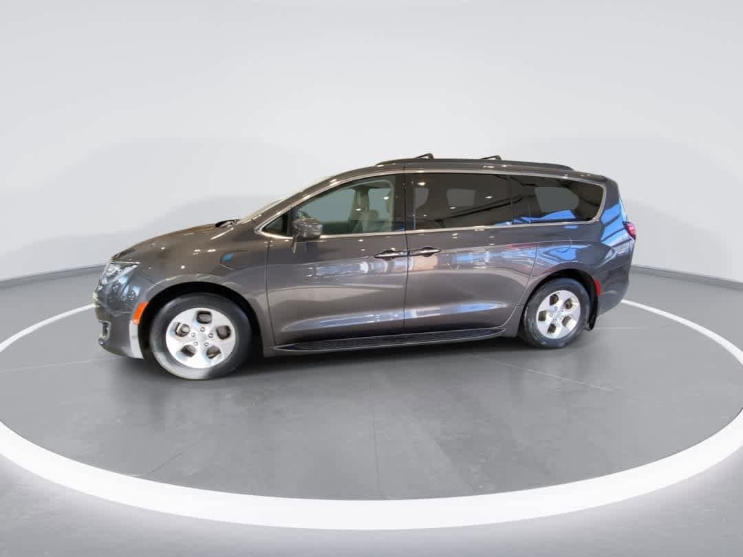 Thumbnail: 2017 Chrysler Pacifica - 4