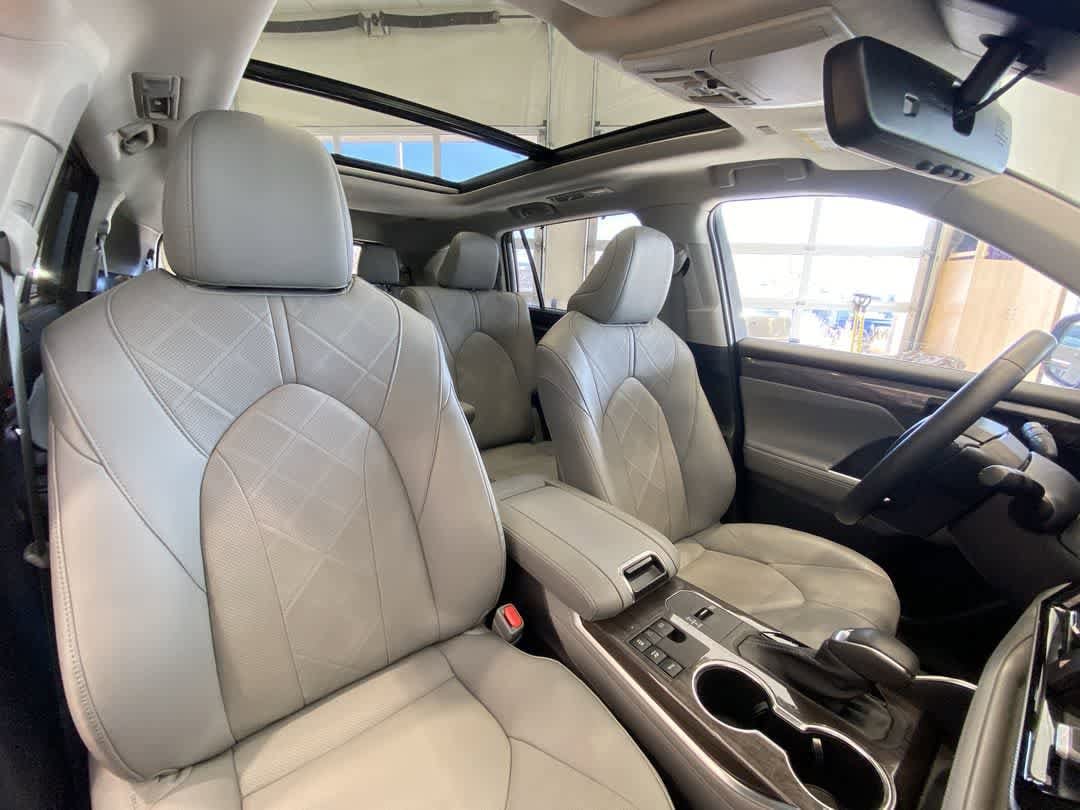 Thumbnail: 2023 Toyota Highlander - 28