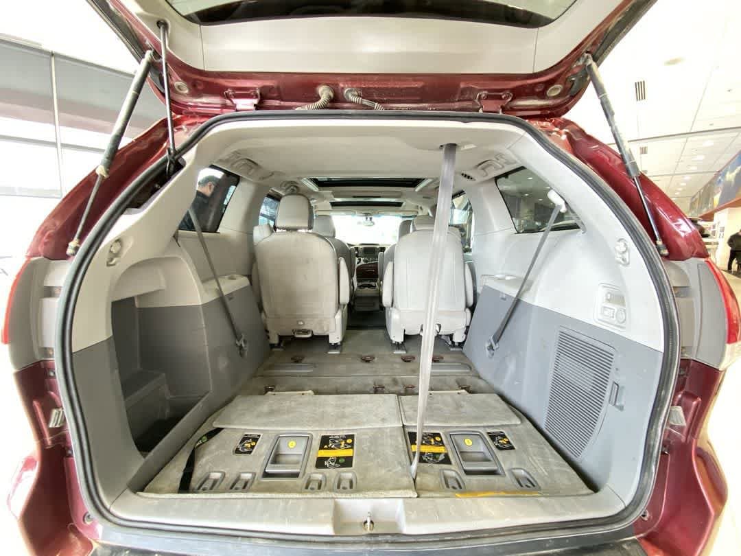 Thumbnail: 2014 Toyota Sienna - 27