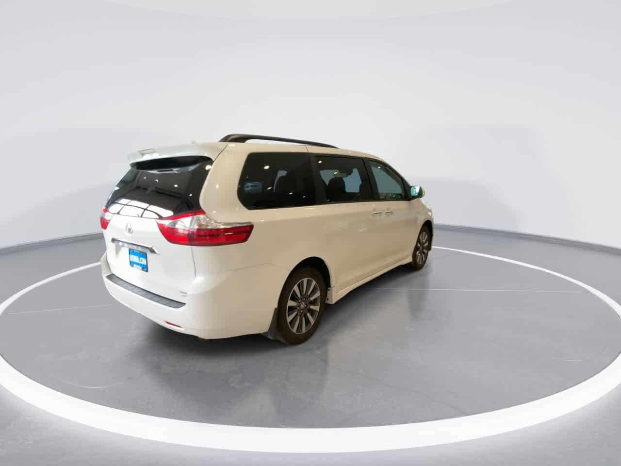Thumbnail: 2020 Toyota Sienna - 8