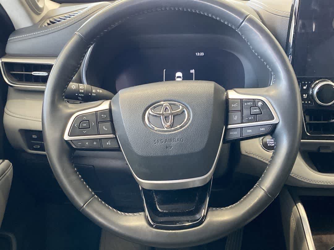 Thumbnail: 2023 Toyota Highlander - 17