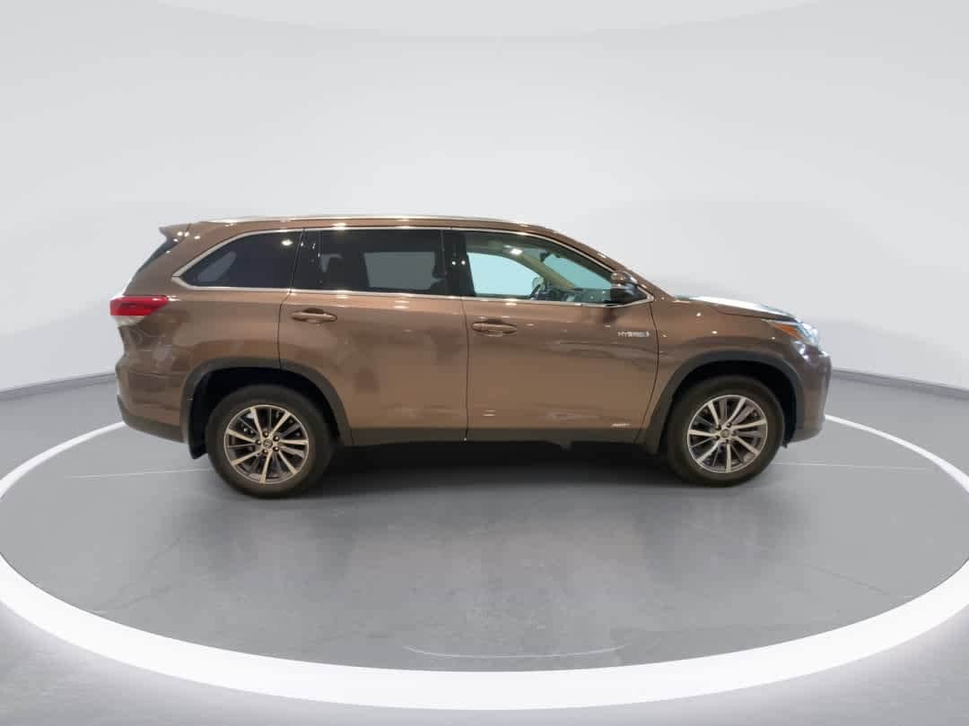 Thumbnail: 2019 Toyota Highlander - 9