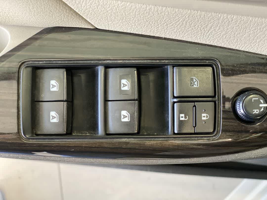 Thumbnail: 2017 Toyota Sienna - 15