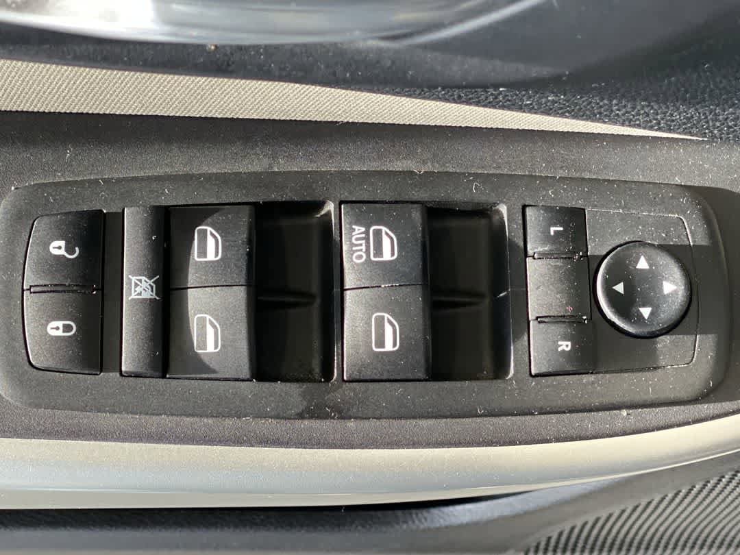 Thumbnail: 2018 Jeep Cherokee - 16