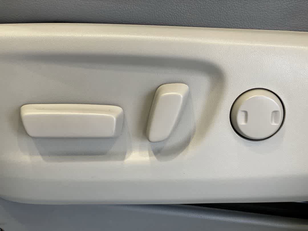 Thumbnail: 2014 Toyota Sienna - 14