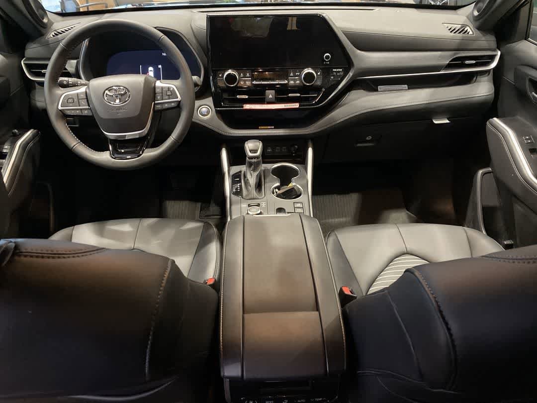 Thumbnail: 2025 Toyota Highlander - 22