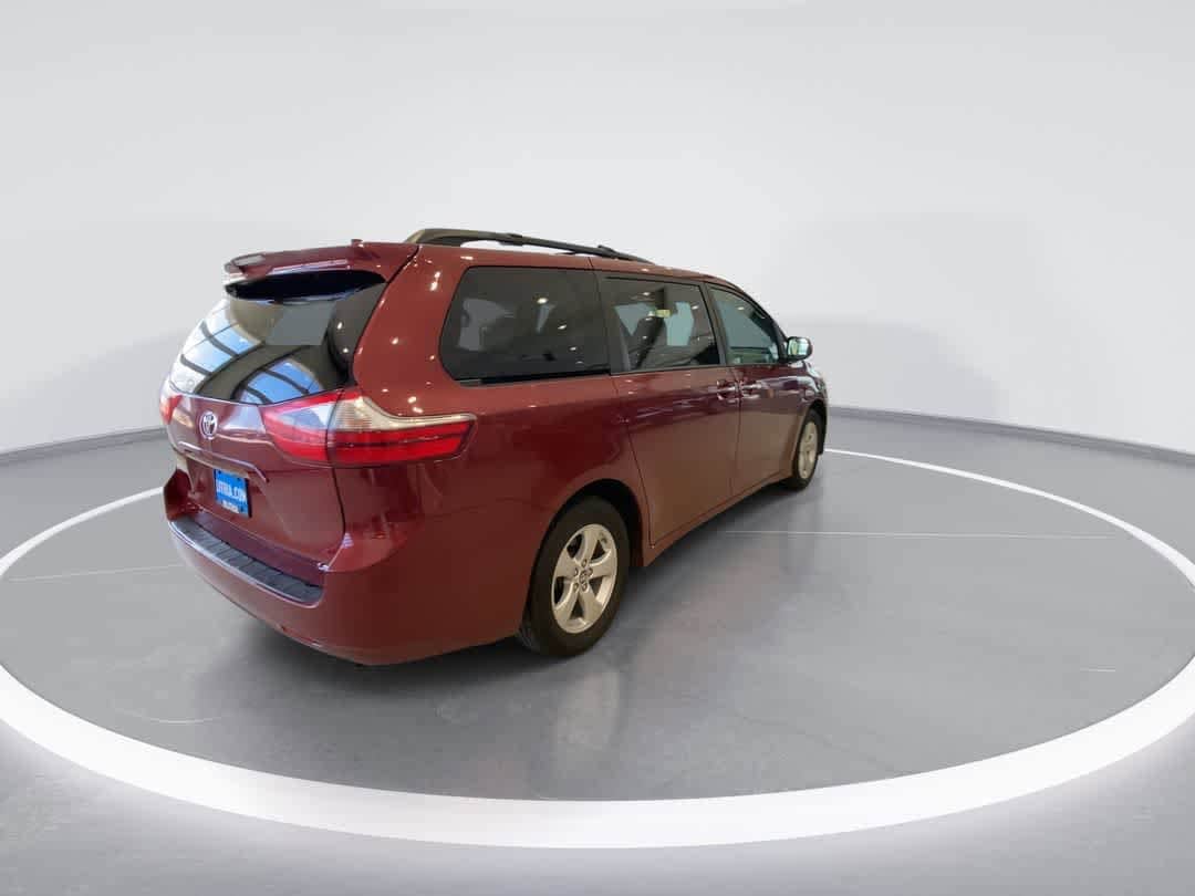 Thumbnail: 2020 Toyota Sienna - 8