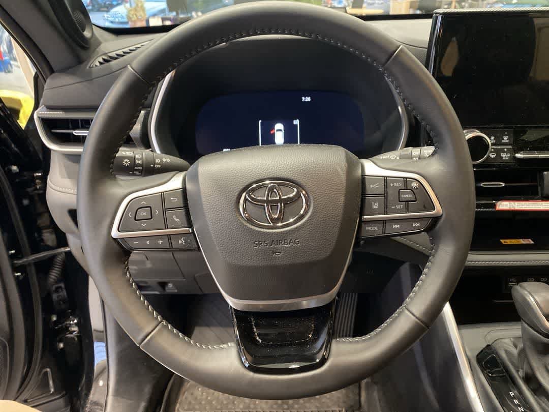 Thumbnail: 2025 Toyota Highlander - 16