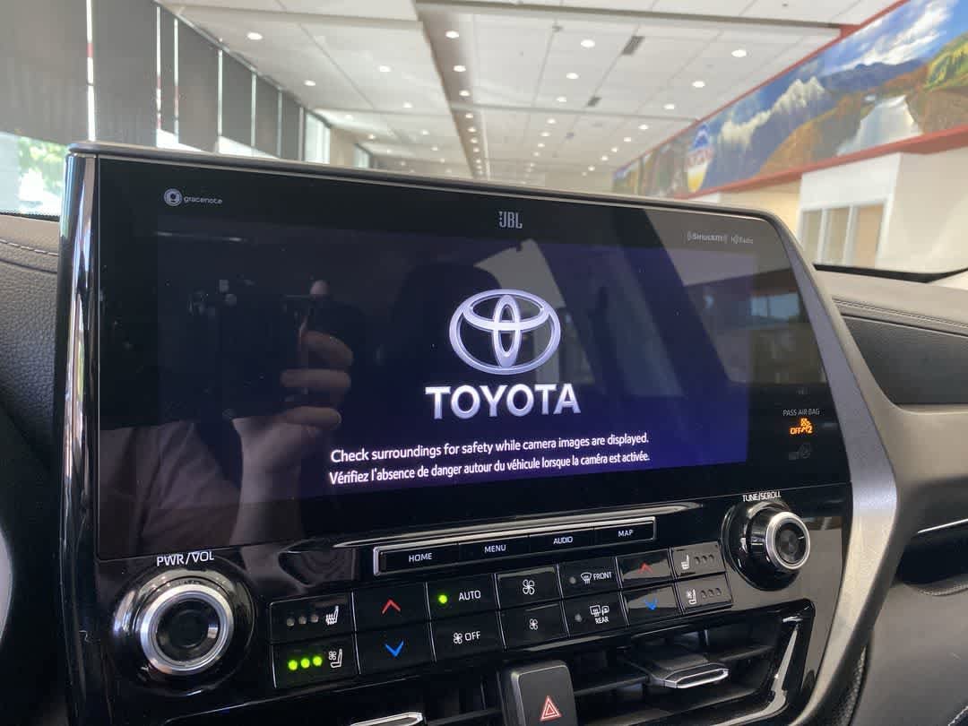 Thumbnail: 2022 Toyota Highlander - 18