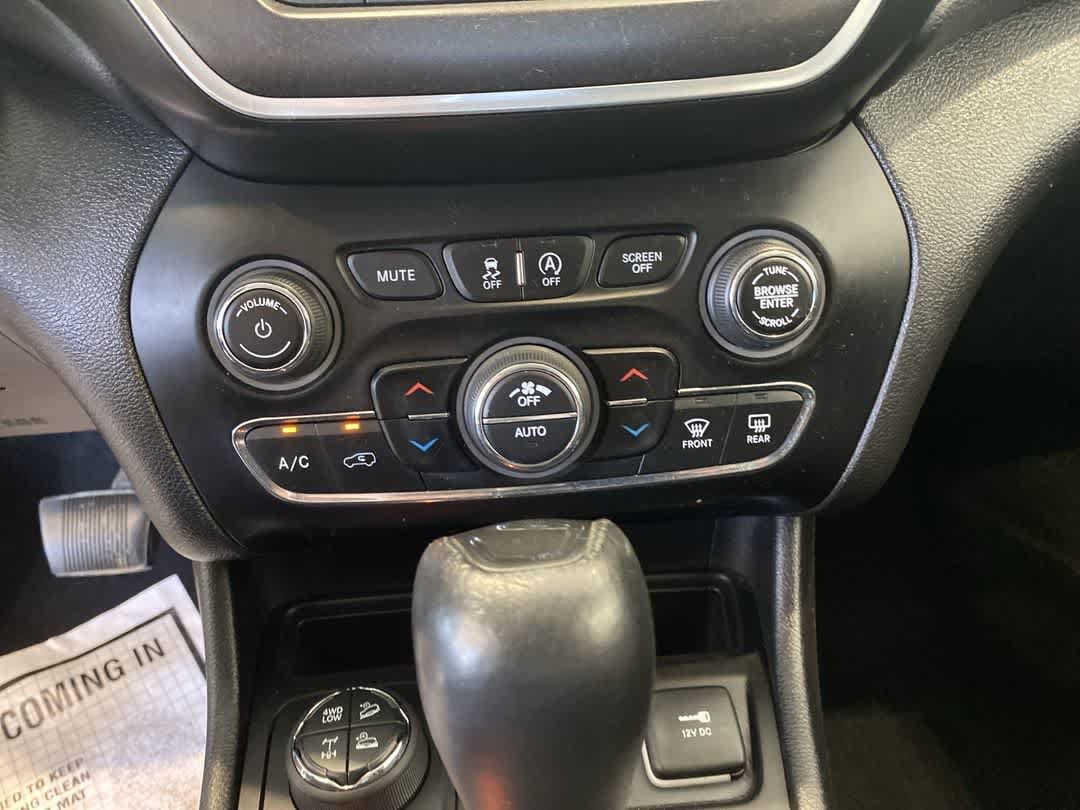 Thumbnail: 2020 Jeep Cherokee - 21