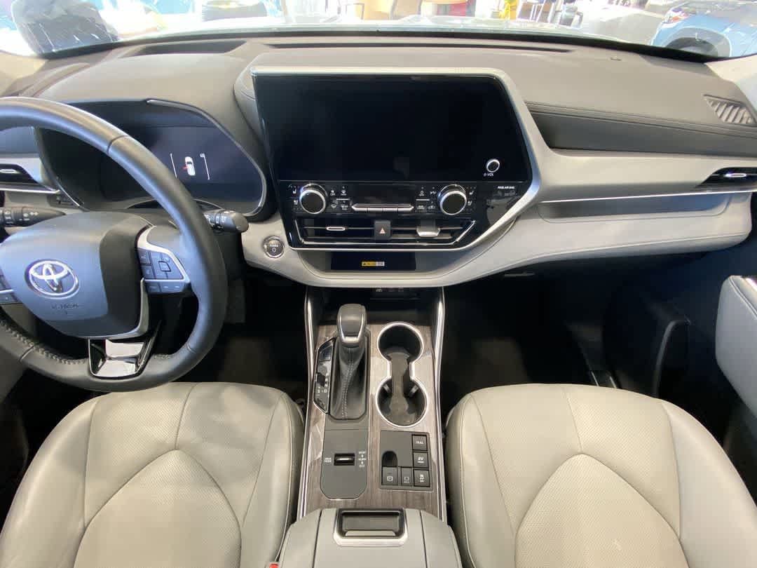 Thumbnail: 2023 Toyota Highlander - 23