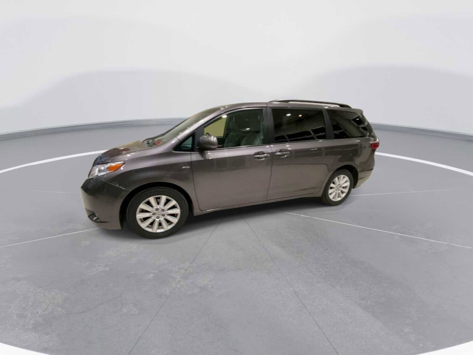 Thumbnail: 2017 Toyota Sienna - 6