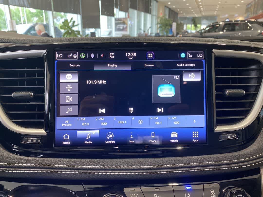 Thumbnail: 2021 Chrysler Pacifica - 18