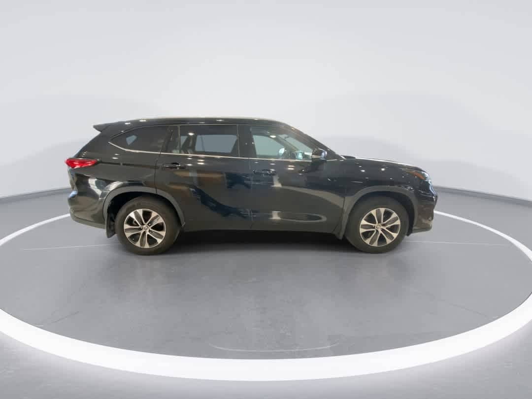 Thumbnail: 2022 Toyota Highlander - 9