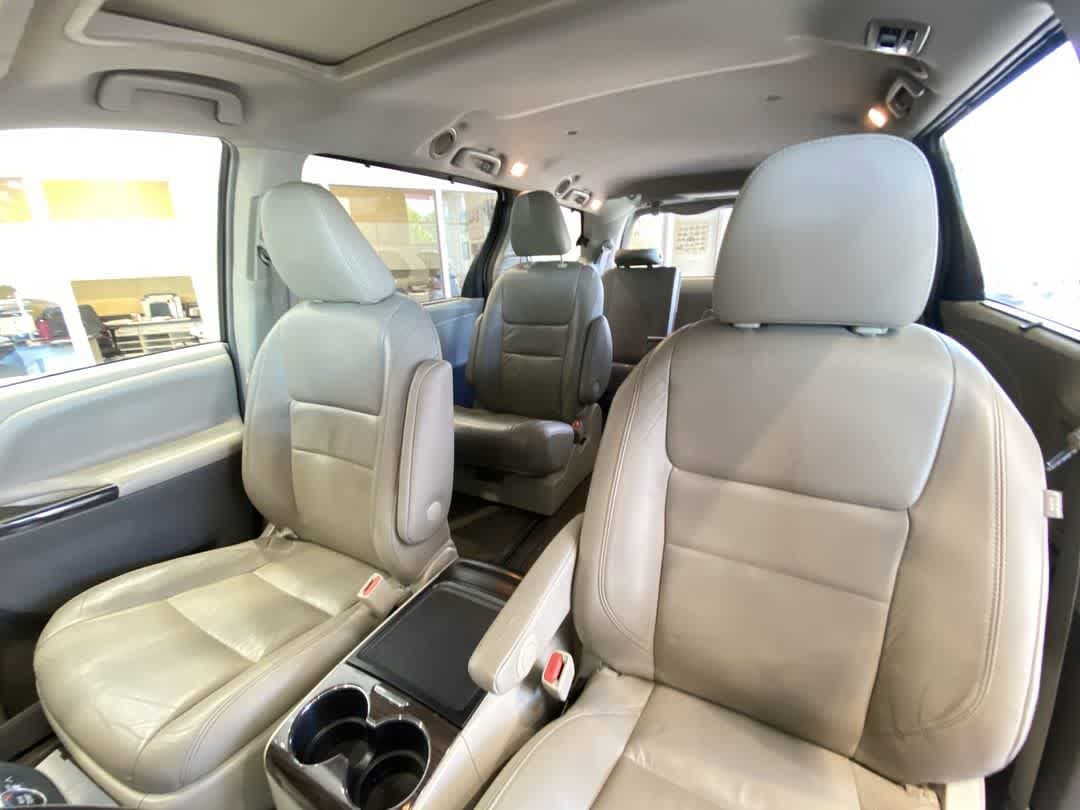 Thumbnail: 2017 Toyota Sienna - 13