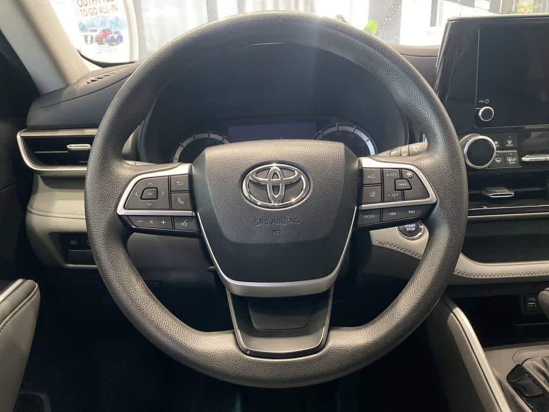 Thumbnail: 2023 Toyota Highlander - 16