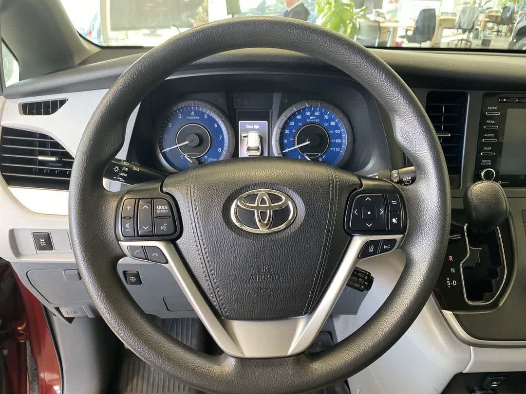 Thumbnail: 2020 Toyota Sienna - 16