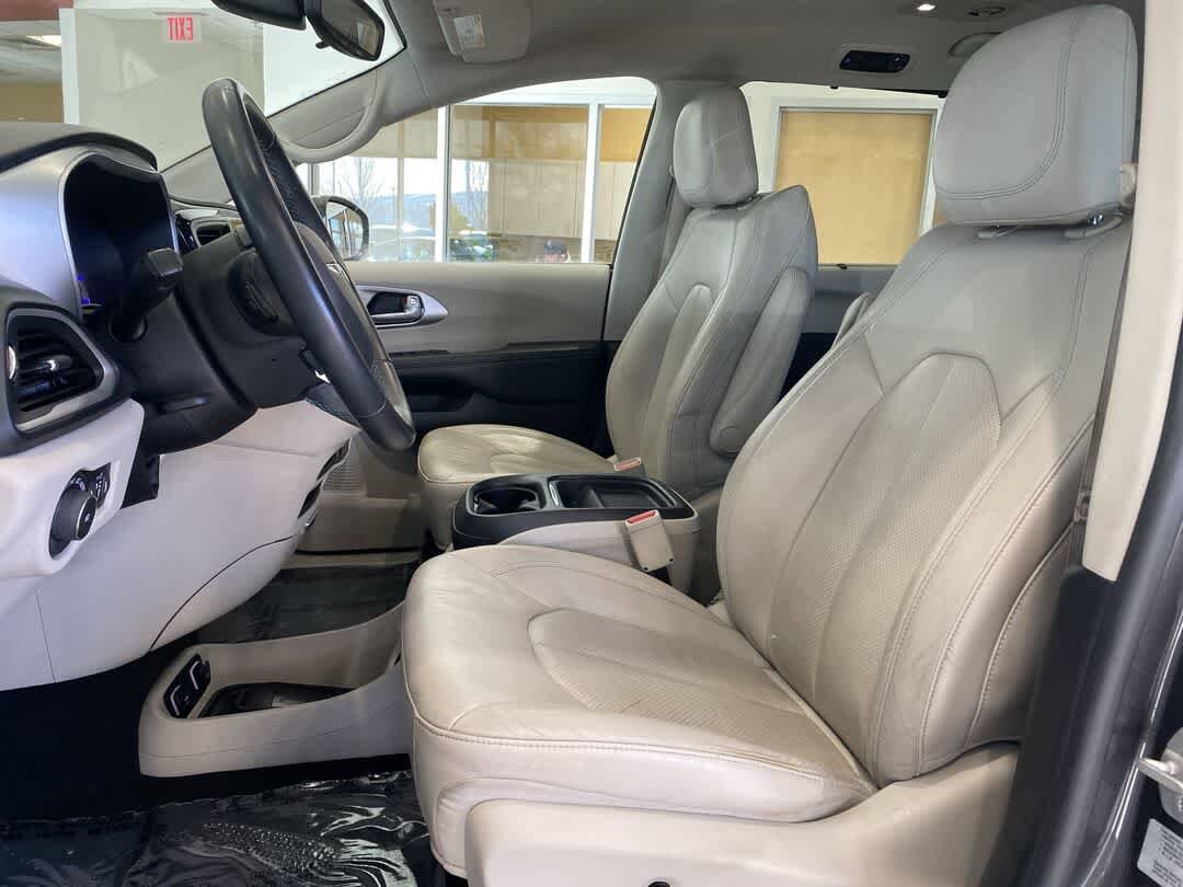 Thumbnail: 2017 Chrysler Pacifica - 11