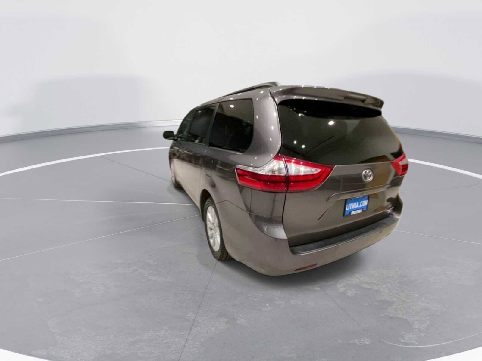 Thumbnail: 2017 Toyota Sienna - 8