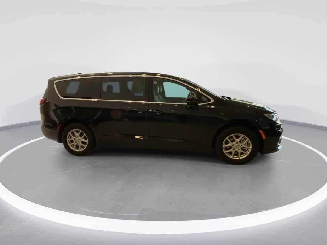 Thumbnail: 2025 Chrysler Pacifica - 9