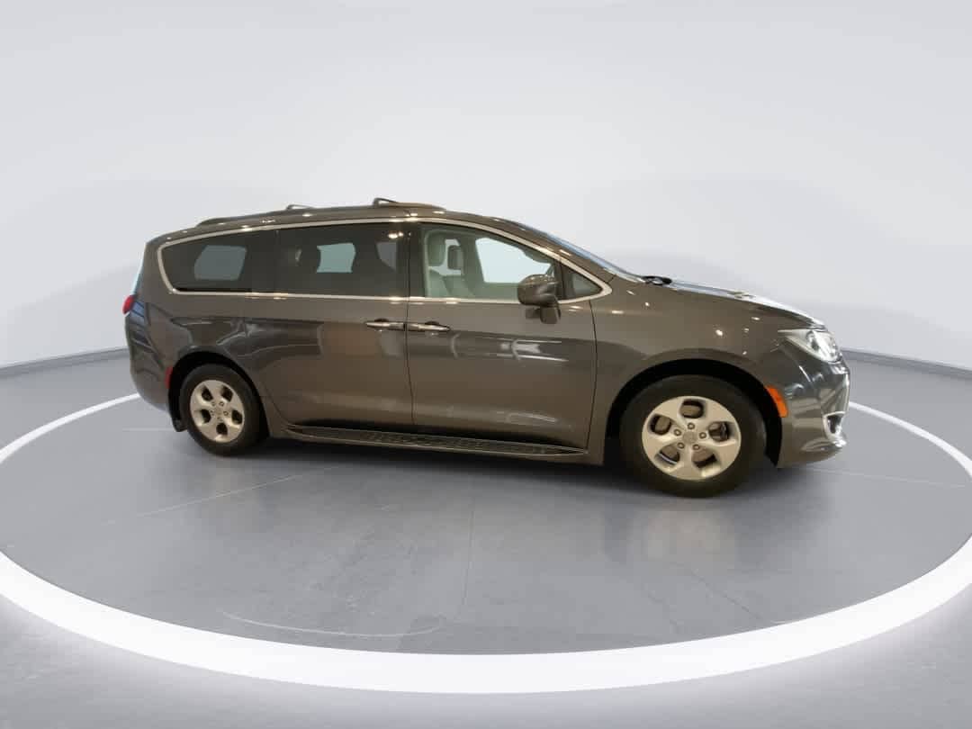 Thumbnail: 2017 Chrysler Pacifica - 9