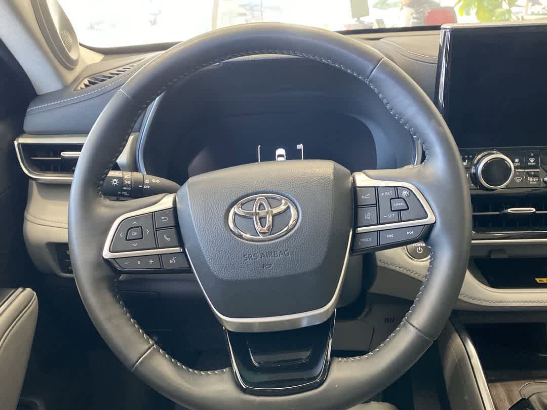 Thumbnail: 2023 Toyota Highlander - 17